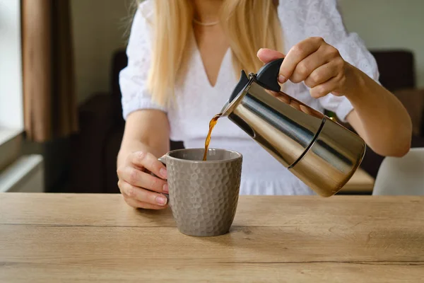 Girl Holds Moka Pot Her Hands Making Hot Fresh Coffee — Stock Photo, Image