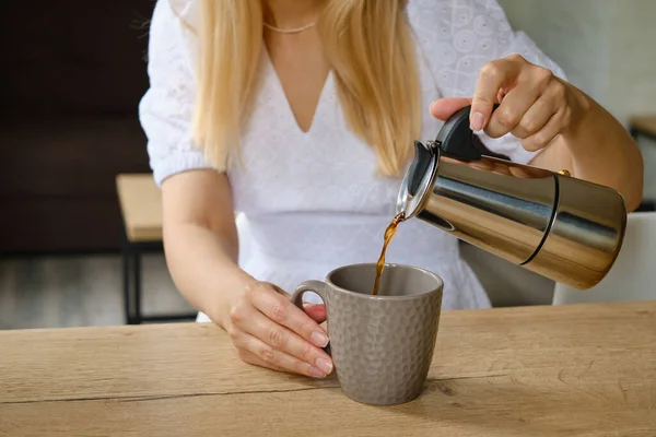 Girl Holds Moka Pot Her Hands Making Hot Fresh Coffee — Stock Photo, Image