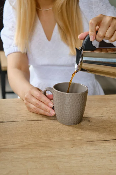 Girl Holds Moka Pot Her Hands Making Hot Fresh Coffee — Stock Photo, Image