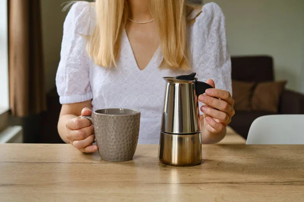 Bir Kız Taze Kahve Yapmak Için Elinde Bir Çaydanlık Tutuyor — Stok fotoğraf