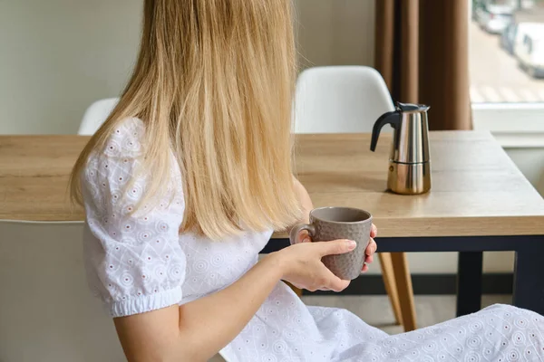 Mädchen Trinkt Köstlichen Schwarzen Kaffee Der Einer Mokkakanne Zubereitet Wird — Stockfoto