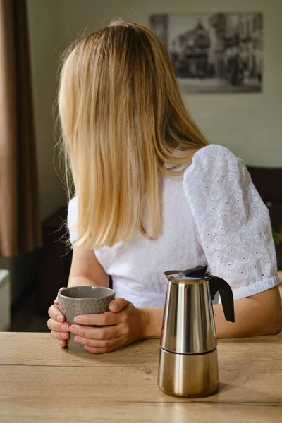 Flicka Dricker Utsökt Svart Kaffe Tillagat Mokabryggare Professionell Kaffebryggning Morgondrink — Stockfoto