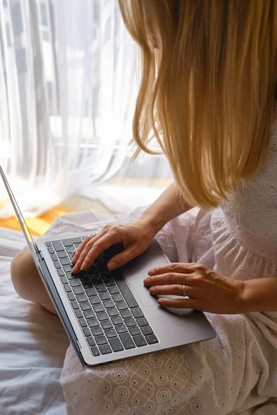 Κορίτσι Εργάζεται Ένα Φορητό Υπολογιστή Και Ένα Smartphone Στο Κρεβάτι — Φωτογραφία Αρχείου