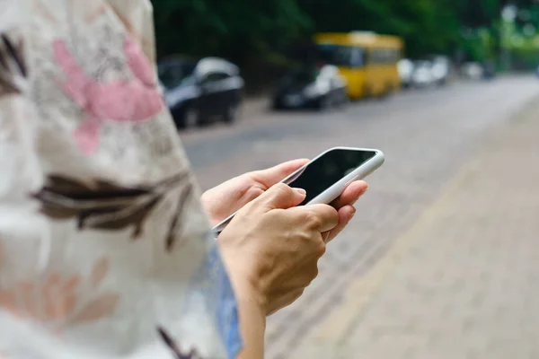 Ένα Κορίτσι Στο Δρόμο Κρατά Ένα Σύγχρονο Smartphone Στέλνοντας Ένα — Φωτογραφία Αρχείου