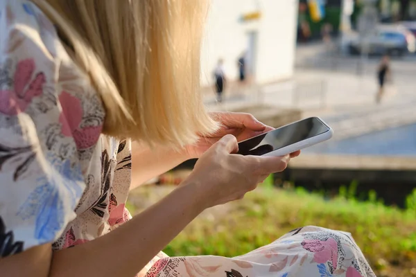 Ένα Κορίτσι Στο Δρόμο Κρατά Ένα Σύγχρονο Smartphone Στέλνοντας Ένα — Φωτογραφία Αρχείου