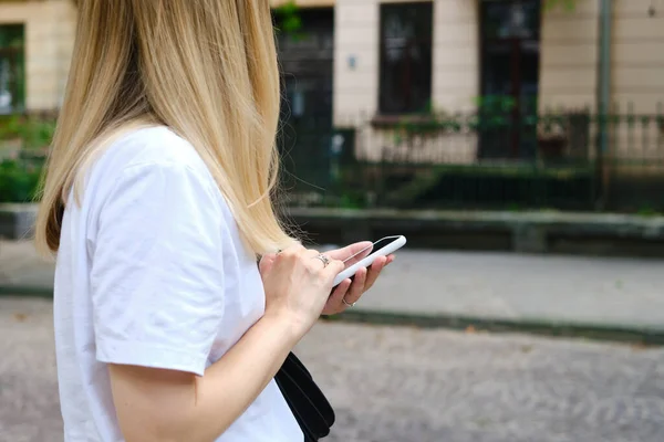 Ένα Κορίτσι Στο Δρόμο Κρατά Ένα Σύγχρονο Smartphone Στέλνοντας Ένα — Φωτογραφία Αρχείου