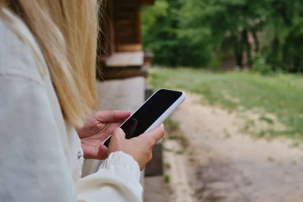 Ένα Κορίτσι Στο Δρόμο Κρατά Ένα Σύγχρονο Smartphone Στέλνοντας Ένα — Φωτογραφία Αρχείου