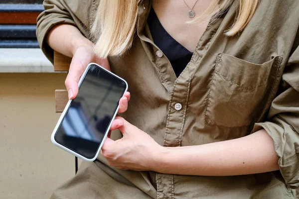 Flicka Gatan Håller Modern Smartphone Skickar Ett Sms Eller Använder — Stockfoto