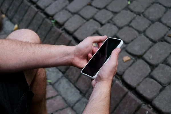 Ένας Άνθρωπος Κρατά Ένα Σύγχρονο Smartphone Στέλνοντας Ένα Μήνυμα Κειμένου — Φωτογραφία Αρχείου