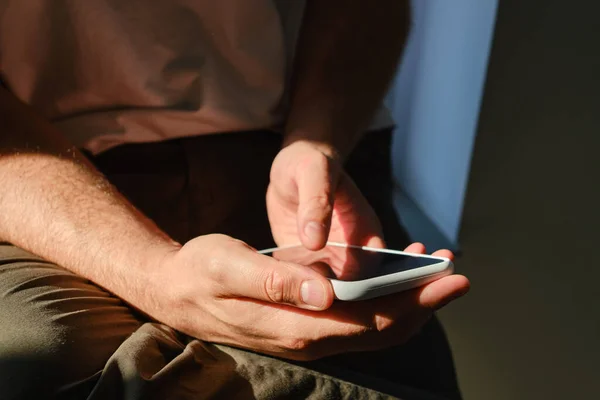 Ένας Άνθρωπος Κρατά Ένα Σύγχρονο Smartphone Στέλνοντας Ένα Μήνυμα Κειμένου — Φωτογραφία Αρχείου