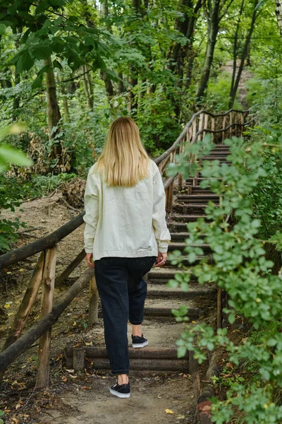 Žena Vyleze Dřevěném Schodišti Malebném Parku Venkovní Aktivity Nahoru Schodech — Stock fotografie