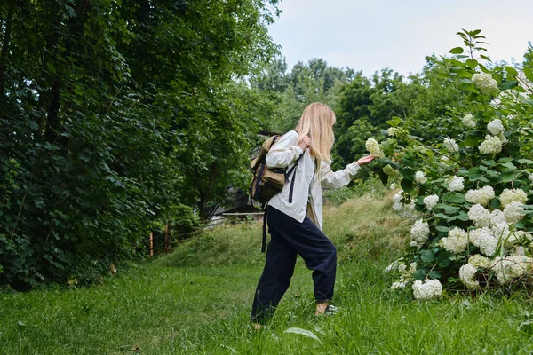 Krásná Dívka Cestovatel Prochází Vesnicí Krásná Přírodní Krajina Venkově Pěší — Stock fotografie