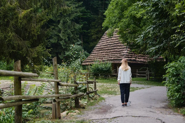 Krásná Dívka Cestovatel Prochází Vesnicí Krásná Přírodní Krajina Venkově Pěší — Stock fotografie