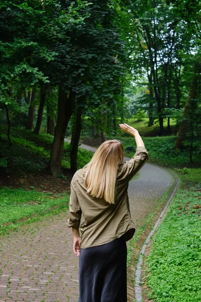 Krásná Žena Kráčí Stezce Malebném Parku Venkovní Aktivity Šťastnou Dovolenou — Stock fotografie