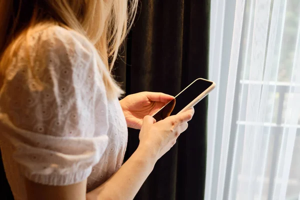 Κορίτσι Κρατά Ένα Σύγχρονο Smartphone Στέλνοντας Ένα Μήνυμα Κειμένου Χρησιμοποιώντας — Φωτογραφία Αρχείου