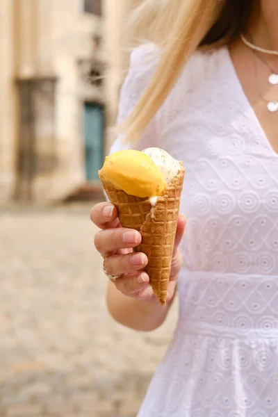 Jégkrém Női Kézben Természetes Fagylalt Közelről Nyári Édes Ízletes Hideg — Stock Fotó