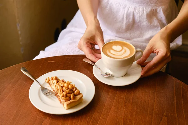 Una Donna Con Una Tazza Caffè Aromatico Una Torta Noci — Foto Stock