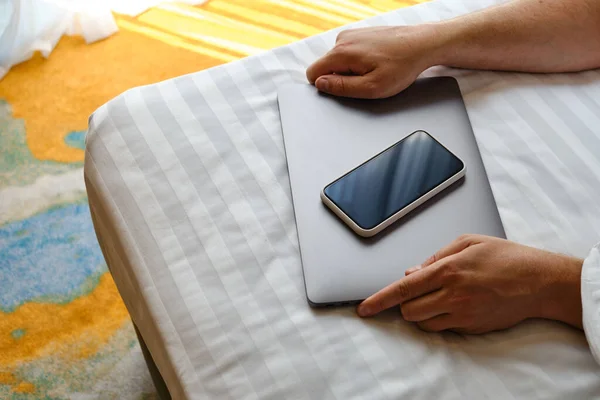 Mannen Somnade Sängen Med Laptop Och Telefon Mannen Som Jobbar — Stockfoto