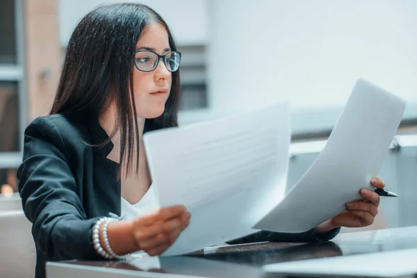 Fleißige Managerin überprüft ihre Berichte und Verträge aus Arbeitsblättern in ihrer Firma — Stockfoto