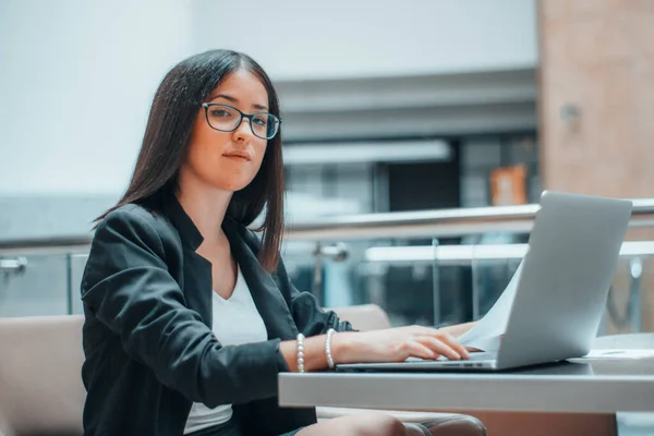 Arbeitermädchen schreibt am Computer in ihrem Büro — Stockfoto