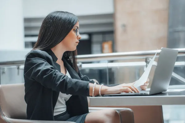 Führungskraft schreibt während der Arbeit auf ihrem Bürocomputer — Stockfoto