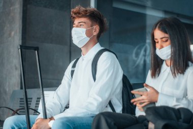 İş arkadaşları bir sonraki durak için tren istasyonunda bekliyorlar.