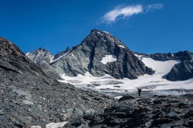 Nehir ve dağları olan güzel bir manzara, Alpler 'deki Grossglockner.
