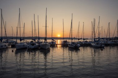 Jachty na Mazurach gölünde yatlar