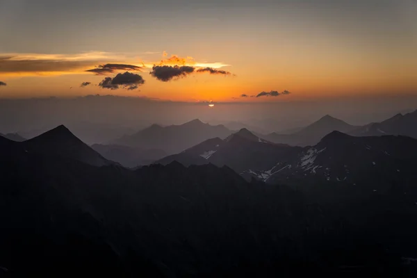 Hohe Tauern 'deki Grossglockner yolunda gün doğumu. 