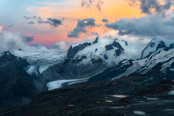 İsviçre Alplerinde Monter Rosa 'da gün batımı