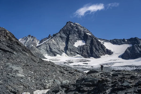 Nehir ve dağları olan güzel bir manzara, Alpler 'deki Grossglockner.