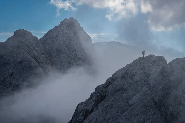 Bavyera Alplerinde Jubilaumsgrat sırtında tek bir dağcı