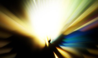 Siyah zemin üzerinde ışık parçacığı izleri. Parlayan parçacıkları ve çizgileri olan ışık patlaması yıldızı. Güzel hareketli soyut ışınlar duvar kağıdı. Renkli Patlama grafiği. Işık ışınlarının patlaması. 