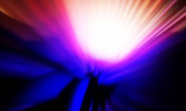 Siyah zemin üzerinde ışık parçacığı izleri. Parlayan parçacıkları ve çizgileri olan ışık patlaması yıldızı. Güzel hareketli soyut ışınlar duvar kağıdı. Renkli Patlama grafiği. Işık ışınlarının patlaması. 