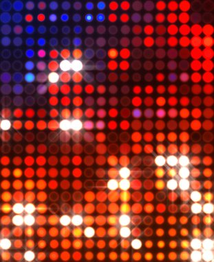 Parlak desenli duvar kağıdı. Sahne ışıkları olan renkli ışıkların ihtişamlı arkaplanı. Parlayan ışıklar siyah arka planda parti izleri. Sahne veya stadyum ışıklarının dijital illüstrasyonu. 