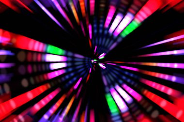 Siyah arkaplanda dönen ışık gösterisi. Lüks çizgiler. Parlak kıvrımlı duvar kağıdı. Uzay tüneli. Dönen ışık çemberi ya da maytap izi. Parlak konsept çizimi.