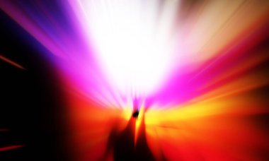 Siyah zemin üzerinde ışık parçacığı izleri. Parlayan parçacıkları ve çizgileri olan ışık patlaması yıldızı. Güzel hareketli soyut ışınlar duvar kağıdı. Renkli Patlama grafiği. Işık ışınlarının patlaması. 