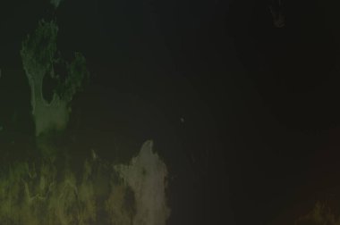 Gotik bir duvarda sıkıntılı ve kirli desenler var. Lekeli renkli hasarlı şablon. Tasarımınız için doku ve elementler. Pis duvar kâğıdı. Grunge arkaplanı.