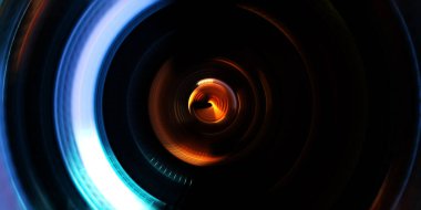 Fotoğraf makinesi konsepti. Soyut arkaplan. Dönen ışık ışınları. Hareketli kavramsal duvar kağıdı. Grafik dijital illüstrasyon. Parlayan neon ışıkları. Parlak sunum tasarım şablonu.