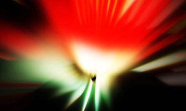 Siyah zemin üzerinde ışık parçacığı izleri. Parlayan parçacıkları ve çizgileri olan ışık patlaması yıldızı. Güzel hareketli soyut ışınlar duvar kağıdı. Renkli Patlama grafiği. Işık ışınlarının patlaması. 