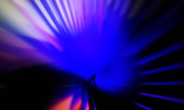 Siyah zemin üzerinde ışık parçacığı izleri. Parlayan parçacıkları ve çizgileri olan ışık patlaması yıldızı. Güzel hareketli soyut ışınlar duvar kağıdı. Renkli Patlama grafiği. Işık ışınlarının patlaması. 