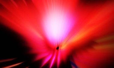 Siyah zemin üzerinde ışık parçacığı izleri. Parlayan parçacıkları ve çizgileri olan ışık patlaması yıldızı. Güzel hareketli soyut ışınlar duvar kağıdı. Renkli Patlama grafiği. Işık ışınlarının patlaması. 