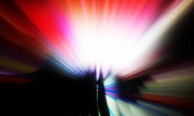 Siyah zemin üzerinde ışık parçacığı izleri. Parlayan parçacıkları ve çizgileri olan ışık patlaması yıldızı. Güzel hareketli soyut ışınlar duvar kağıdı. Renkli Patlama grafiği. Işık ışınlarının patlaması. 