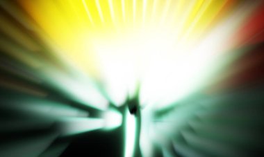 Siyah zemin üzerinde ışık parçacığı izleri. Parlayan parçacıkları ve çizgileri olan ışık patlaması yıldızı. Güzel hareketli soyut ışınlar duvar kağıdı. Renkli Patlama grafiği. Işık ışınlarının patlaması. 