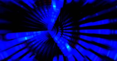 Siyah arkaplanda dönen ışık gösterisi. Lüks çizgiler. Parlak kıvrımlı duvar kağıdı. Uzay tüneli. Dönen ışık çemberi ya da maytap izi. Parlak konsept çizimi.