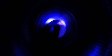 Parlayan neon ışıkları. Parlak sunum tasarım şablonu. Fotoğraf makinesi konsepti. Soyut arkaplan. Dönen ışık ışınları. Hareketli kavramsal duvar kağıdı. Grafik dijital illüstrasyon. 