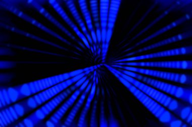 Siyah arkaplanda dönen ışık gösterisi. Lüks çizgiler. Parlak kıvrımlı duvar kağıdı. Uzay tüneli. Dönen ışık çemberi ya da maytap izi. Parlak konsept çizimi.