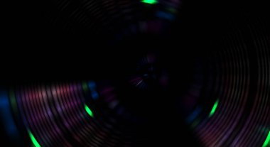 Siyah arkaplanda dönen ışık gösterisi. Lüks çizgiler. Parlak kıvrımlı duvar kağıdı. Uzay tüneli. Dönen ışık çemberi ya da maytap izi. Parlak konsept çizimi.