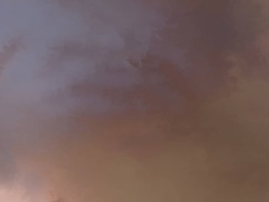 Modern fırça darbeleri. Poster, duvar sanatı, afiş, kart, kitap kapağı veya ambalaj için rahatlatıcı kompozisyonun yumuşak renkli çizimi. Pastel renklerle suluboya. 