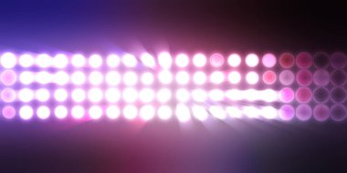 Parlak desenli duvar kağıdı. Sahne ışıkları olan renkli ışıkların ihtişamlı arkaplanı. Parlayan ışıklar siyah arka planda parti izleri. Sahne veya stadyum ışıklarının dijital illüstrasyonu. 